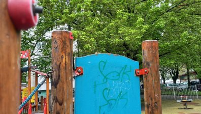 Опасности "дебнат" от детска площадка в ж.к. "Хаджи Димитър"