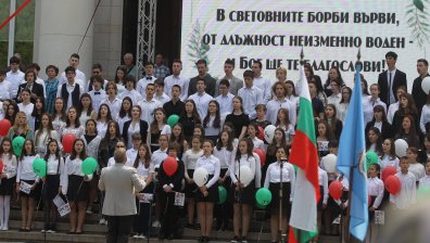 Дете припадна докато пее химна пред Народната библиотека, Петков се спусна да му помогне