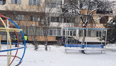 Джип се вряза в блок в кв. "Дружба", минал през детска площадка