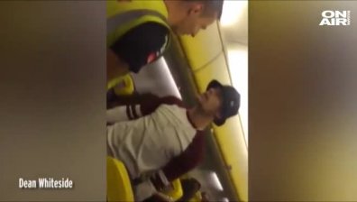 Възрастен мъж усмири пиян пътник на борда на самолет