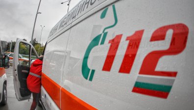 Дете подкара кола, блъсна пешеходец и го вкара в болница