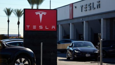 Разследват 2,6 млн. автомобила Tesla в САЩ