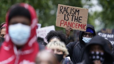 Twitter потребител с колекция от 500 видеа на полицейско насилие в САЩ