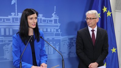 Мария Габриел отговори би ли отстъпила мястото си на Денков след ротацията