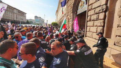 Миньори блокират "Тракия" и Прохода на републиката