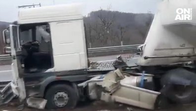 Циментовоз се заби в мантинелата на АМ "Хемус" след катастрофа с джип