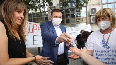 Медицински сестри опънаха палатки пред МЗ, Костадин Ангелов се срещна с тях