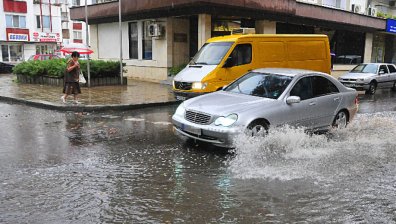 Безсънна нощ в "Нови Искър", отводняват къщи и улици