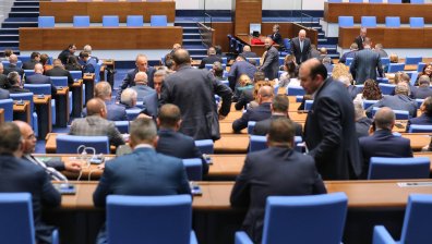 Заплати, пенсии, майчинство: Какви решения взеха депутатите за парите на българите