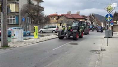 Земеделци от Сливенско блокираха улици заради нови назначения в сектора