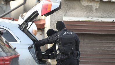 Екшън в София с прегазени полицаи и прострелян нарушител