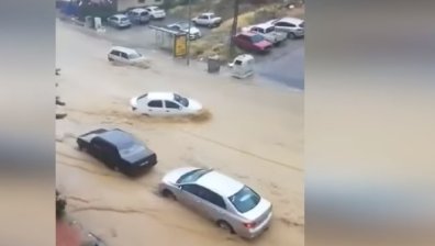 Наводнени къщи, магазини, булеварди от продължаващи бури в Турция (ВИДЕО)
