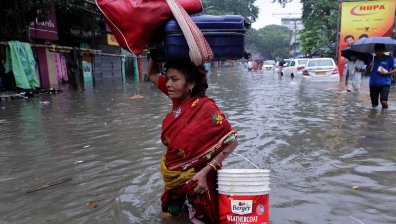 Индия е частично под вода след поройни дъждове (СНИМКИ)