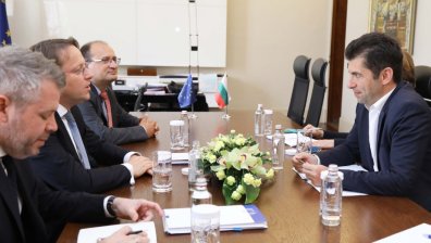 Петков към Вархеи: Надявам се на взаимно приемливо решение на политическите въпроси с РСМ