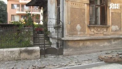 Пияно момиче нападнало семейство пенсионери в дома им