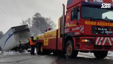 Катастрофа с ТИР на пътя за Банско причини огромно задръстване