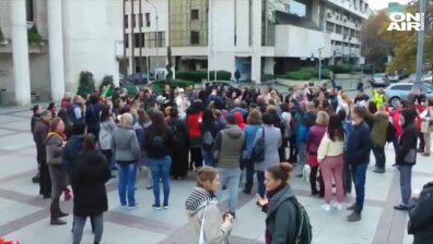 Граждани протестираха срещу тестването на ученици в училище