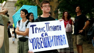 "Радев, защо подписа смъртна присъда?": ЛГБТИ общността на пореден протест в София