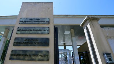 Задържаха и обвиниха мъж, заканил се да убие жена с брадва
