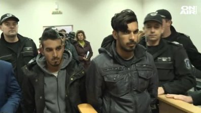 Оставиха в ареста двамата роми, пребили военен във Войводиново