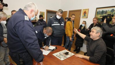 Полиция в редакцията на вестник "Труд"