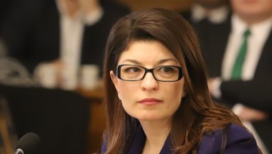 Атанасова: КС не може да "шикалкави", трудно някой ще ми окаже натиск
