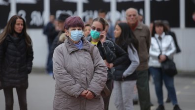 Хаос и напрежение пред магазини и аптеки заради новите "зелени коридори"