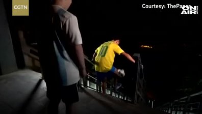 Китайци дриблираха по Небесната стълба в планината Тианмен