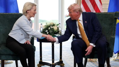 Урсула фон дер Лайен и Доналд Тръмп обсъждат трансатлантическата търговия