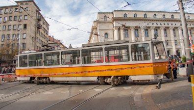 Трамвай излезе от релсите в центъра на София и блъсна пешеходец
