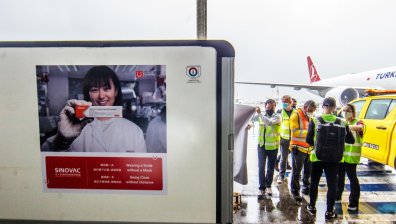 Китайци на опашки за ваксина, първо имунизират хората между 18 и 59 г.&nbsp;