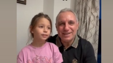 Стоичков и Миа с новогодишен поздрав на 3 езика