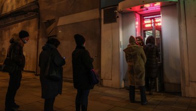 Паника в Русия и опашки пред банкоматите: Банките не могат да продават чужда валута