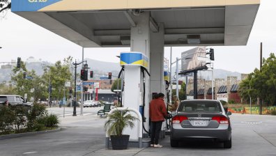 Петролът поевтиня, доларът се повиши заради Доналд Тръмп