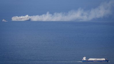 Гръцкият танкер "Сунион" гори четвърти ден в Червено море