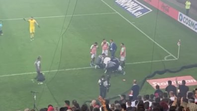 Бомбичка повали футболист на "Панатинайкос", прекратиха дербито с "Олимпиакос" (+ВИДЕО)