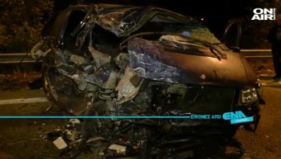 В Солун: Бус с мигранти се блъсна в камион, загина дете