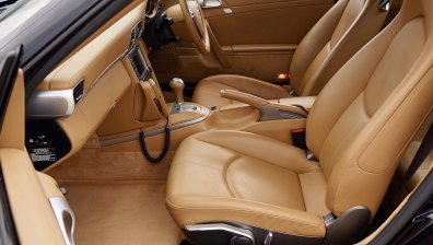 Защо автомобилните компании намаляват използването на кожените салони?