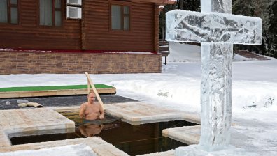 Путин в ледени води за Богоявление, потопи се в отвор с формата на кръст (+видео)