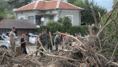 Близо 100 военни помагат при разчистването в Карловско