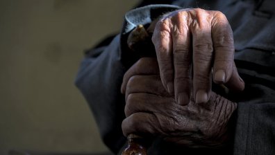 Прокуратурата разследва насилие над мъж в дом за стари хора в Трънско