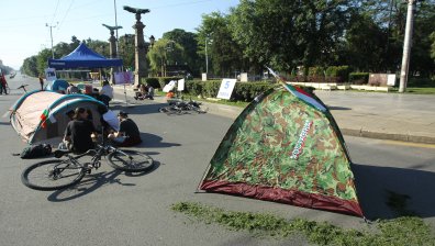 Продължава блокадата на Орлов мост, мъже опитали да запалят палатка