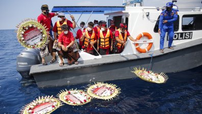 Подводницата, която потъна край о. Бали, е намерена разцепена на три части (ВИДЕО)