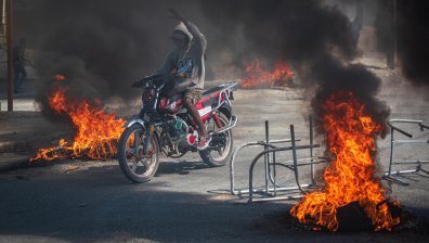 "Напуснете колкото се може по-бързо!": САЩ зоват американците да бягат от Хаити