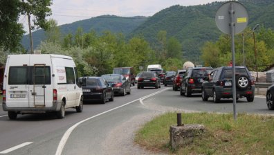 Изнервени шофьори чакат с часове, за да преминат през ГКПП "Кулата"
