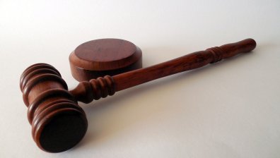 Повдигнаха обвинения на сириеца, стрелял с пистолет от колата си