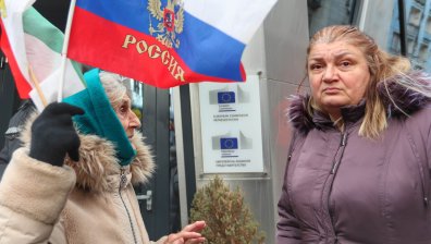 Граждани протестираха срещу спирането на руски телевизии у нас  