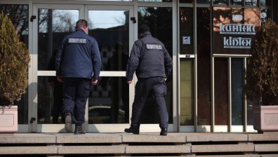 Прокурори и полицаи влязоха в сградата на "Кинтекс" в София