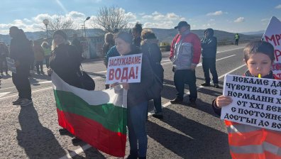 Пътна блокада - жители на Омуртаг имат вода два пъти седмично за по час