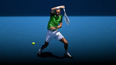 Медведев и Циципас загубиха по сет, но продължиха напред в Мелбърн